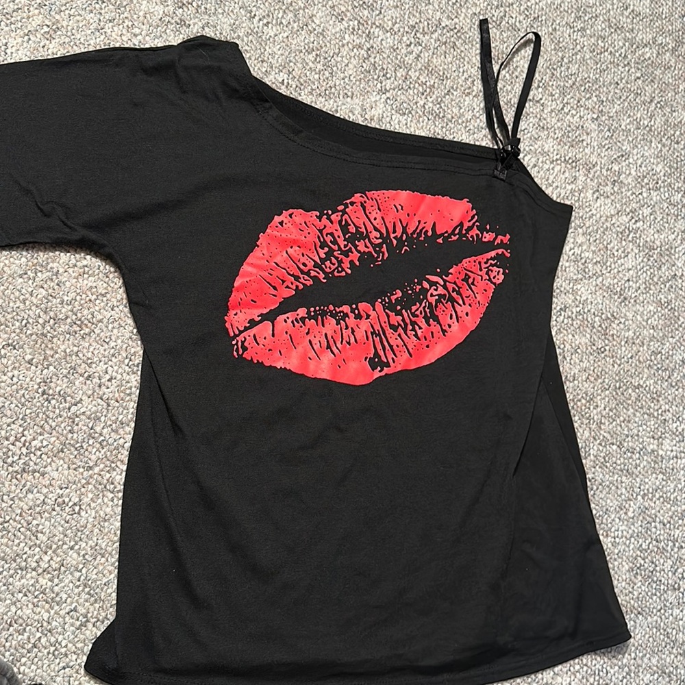 Kiss one shoulder tee